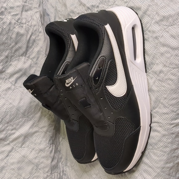 Nike Black and White Athletic Shoes - Picture 4 of 9